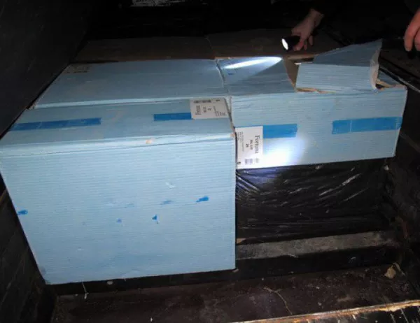 Конфискуваха 11 хиляди кутии с контрабандни цигари на бургаското пристанище
