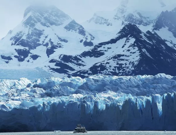 Огромен айсберг застрашава село в Гренландия