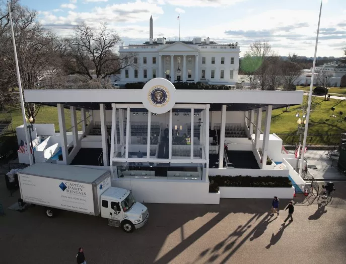 Стотина души изнасят вещите на семейство Обама от Белия дом