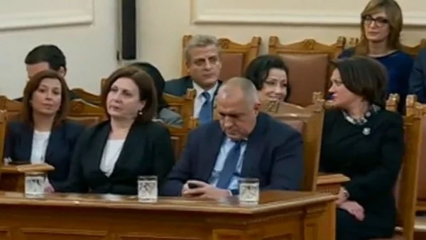 На правителството и гостите в НС им беше скучно по време на речта на Радев