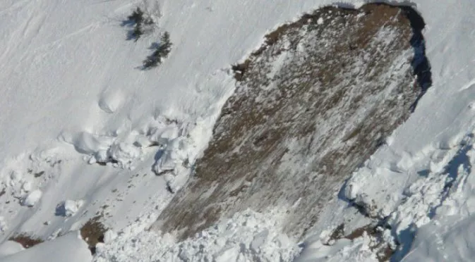 Двама загинали след серията лавини във френските Алпи