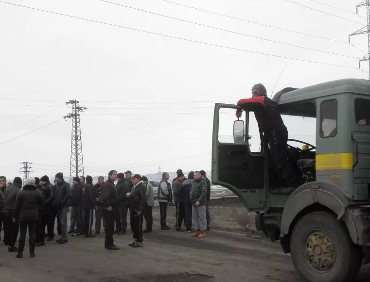 Блокада на ТЕЦ "Бобов дол", съкратените миньори си искат парите накуп