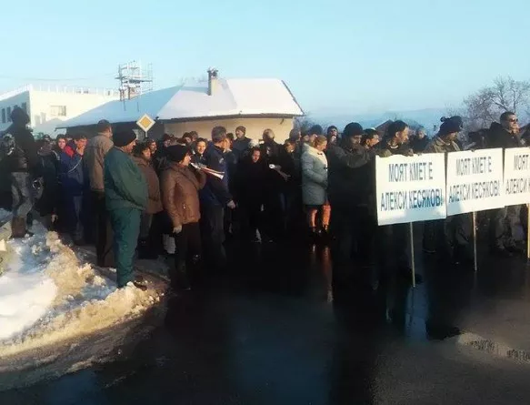 Жители на Челопеч излязоха на протест, за да защитят кмета си (СНИМКИ)