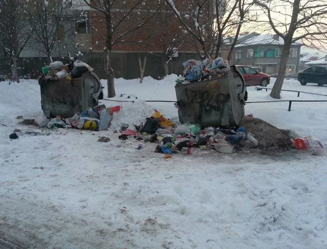Асеновград затъна в отпадъци от преливащи контейнери