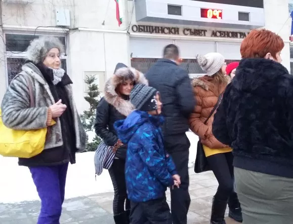 В Асеновград протестираха срещу бездомни кучета, имаше и защитник на кучетата