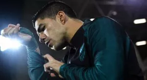 Защо Луис Суарес целуна малък фен на Атлетико и му подари фланелката си?