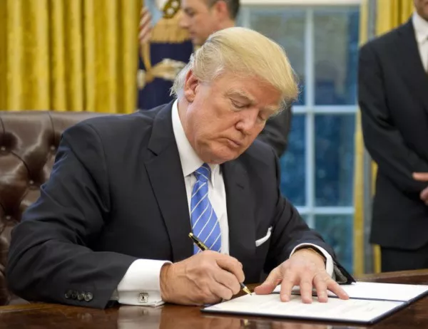 Тръмп отстъпи, подписа указ да не се делят семейства на мигранти