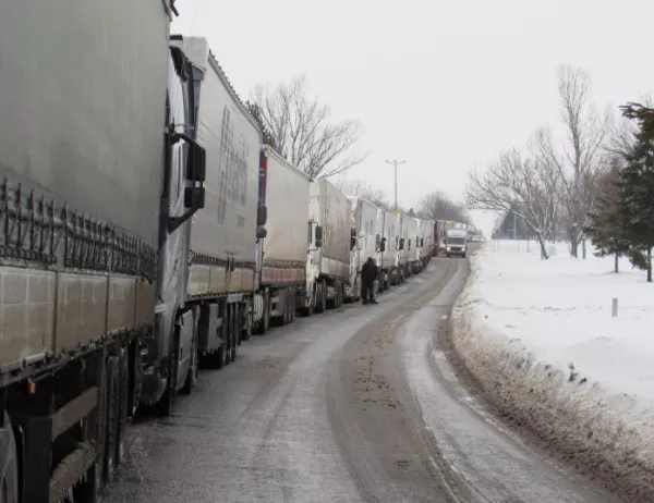 АПИ спира камионите по пътищата в най-натоварените дни по коледните празници