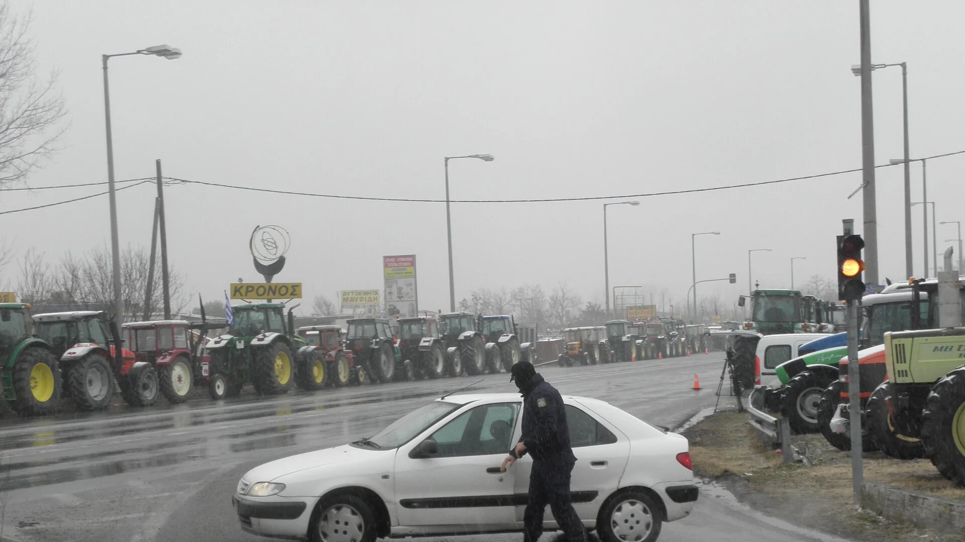 Гръцките фермери засилват протестите