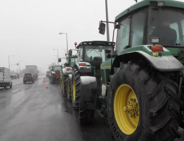 Фермери блокираха една от магистралите в Централна Гърция
