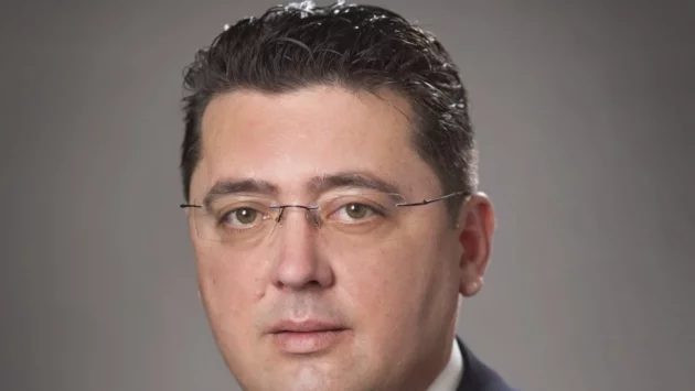 Президентският секретар по правни въпроси и антикорупция Пламен Узунов е уличен в търговия с влияние  