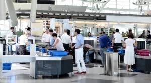 Какво се случва с храната, която конфискуват на летищата