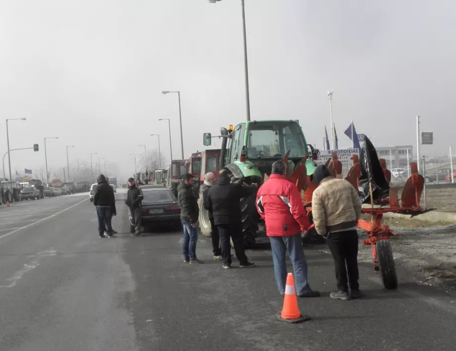 Трактори окупират централна Гърция в стачка на фермерите 