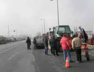 Гръцките фермери увеличават кратките блокади в страната, готвят се да затворят границата с Албания