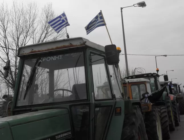 Гръцките фермери блокираха безсрочно пътя за Солун докато не бъдат пуснати на българската граница