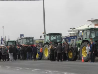 Блокадата на гръцките фермери възпрепятства доставката на тонове стоки за Македонияж
