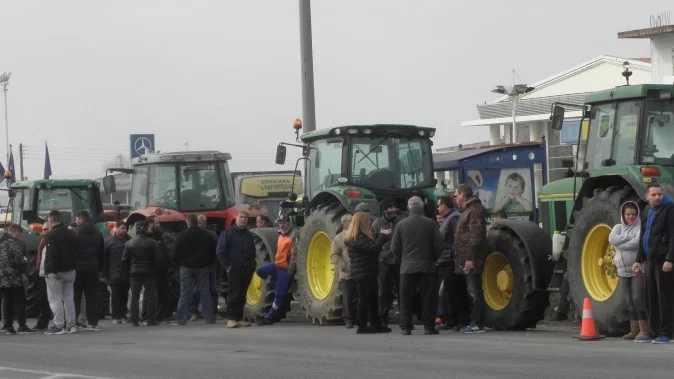 Гръцките фермери продължават с блокадата на македонската граница