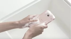 Създадоха телефон, който може да се мие с вода и сапун (Видео)