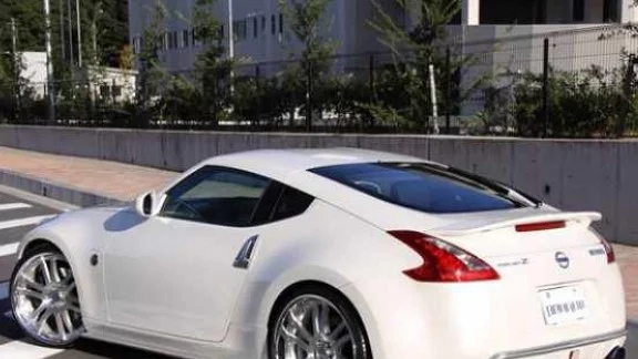 Nissan 370Z къса със старата школа