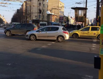 От 27 септември най-вероятно в София ще глобяват шофьори, позволили да им мият прозорците на кръстовище