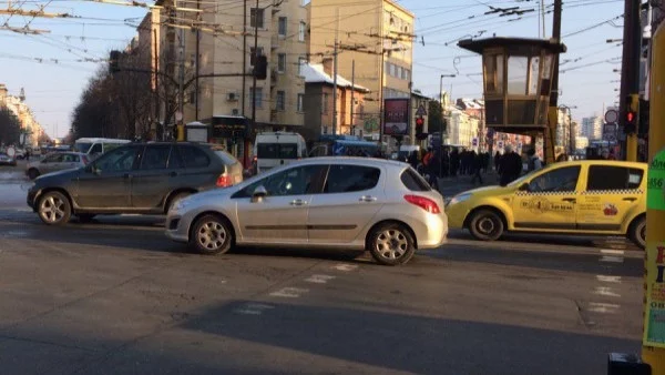 От 27 септември най-вероятно в София ще глобяват шофьори, позволили да им мият прозорците на кръстовище