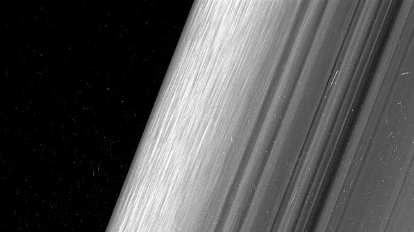 NASA публикува уникални снимки от пръстените на Сатурн (СНИМКИ)