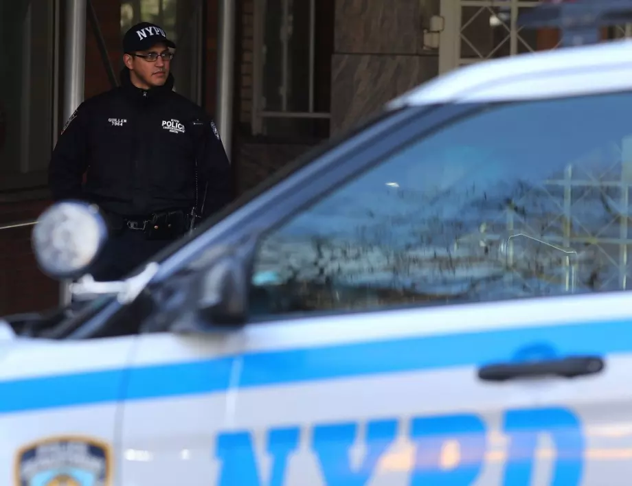 Стрелба в Ню Йорк - ранен полицай и убит стрелец