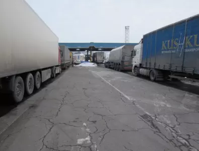 Стотици камиони са блокирани между румънския град Турну Северин и Дунав мост-2