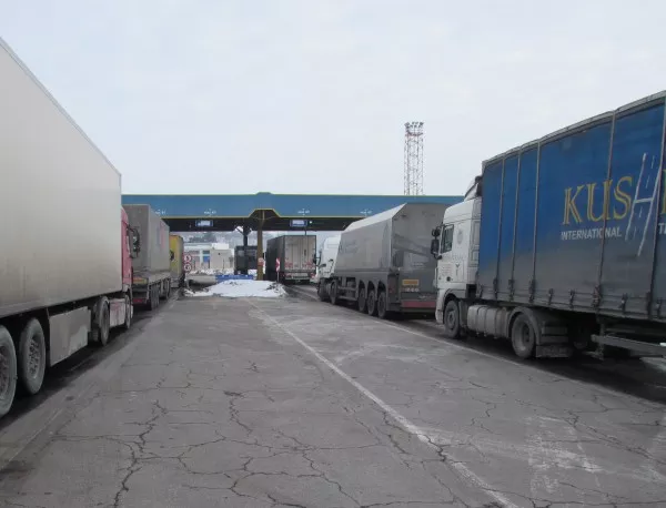  10 км колона от товарни автомобили има на вход на "Дунав мост -Русе"