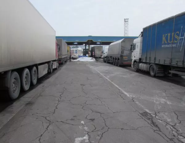 6 км е опашката от товарни автомобили на „Капитан Андреево”