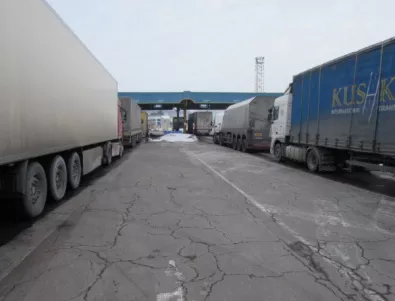 6 километра опашка от товарни автомобили на ГКПП - Дунав мост Видин 