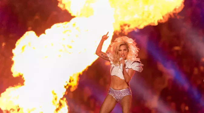 Лейди Гага прати Супербоул на друга планета с шоуто си (ВИДЕО)