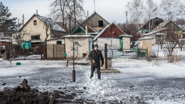 Киев с помощта на Червения кръст предава 306 пленници на Донецка и Луганска републики