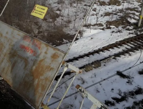 Парапет от надлез падна и спря влаковете по линията София-Варна