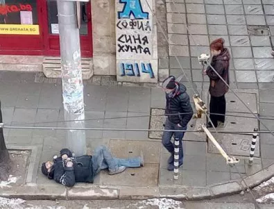 Мъж в безпомощно състояние лежи на земята в центъра на София