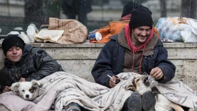 Площад в центъра на София заприлича на катун, клошари тормозят живущите