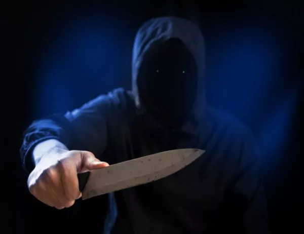 Двама нападнаха ученик с нож в София 