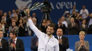 Гришо със "скромен" подарък за родителите си