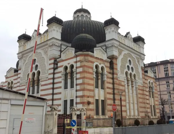 Мъж изпочупи с камъни прозорци на Софийската синагога