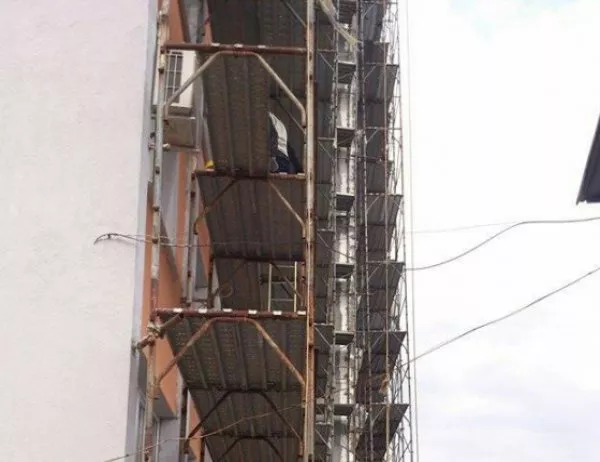 Срути се скеле на 13-етажен саниращ се блок в Благоевград