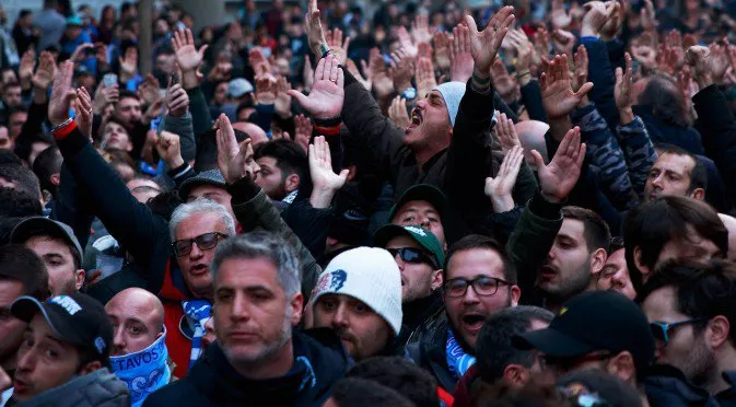 СНИМКА: Футболна неаполитанска страст - хиляди на стадиона 5 часа преди мача