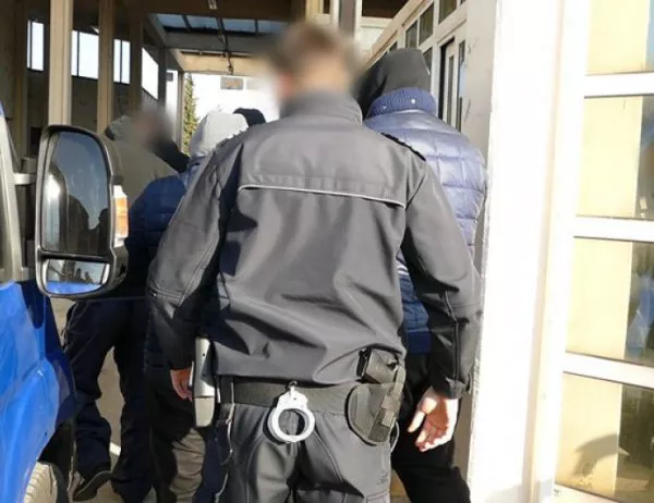 Двама полицаи от Пловдив са задържани за грабеж