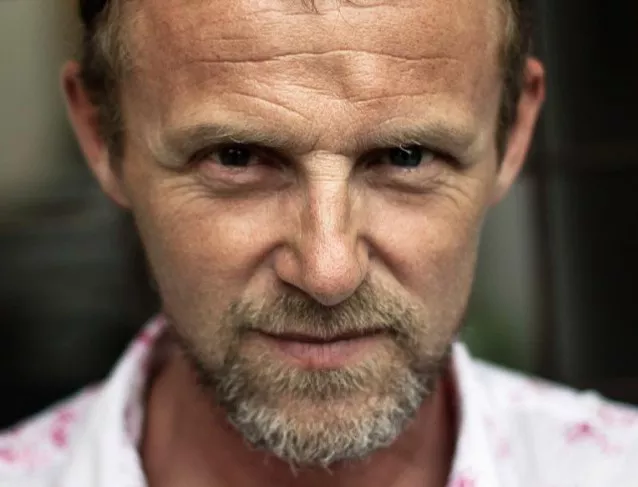 Крими-звездата на Норвегия Ю Несбьо пише за "Хлебарките" в сенките на Банкок   