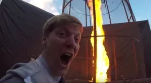 Мъж създаде 6-метрово огнено торнадо (Видео)