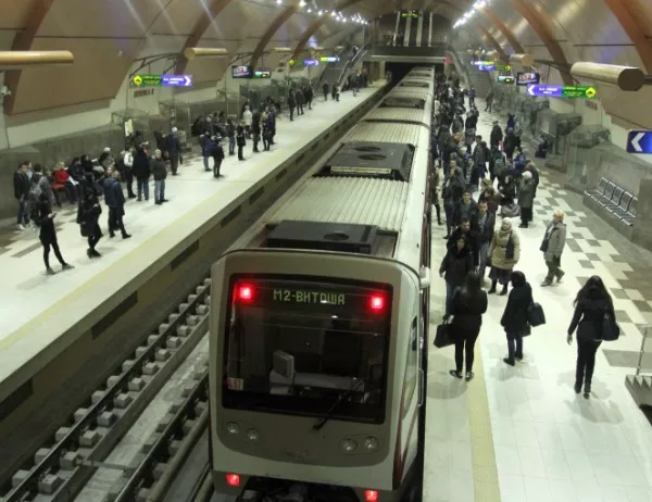Подпали се влак на метрото в София 
