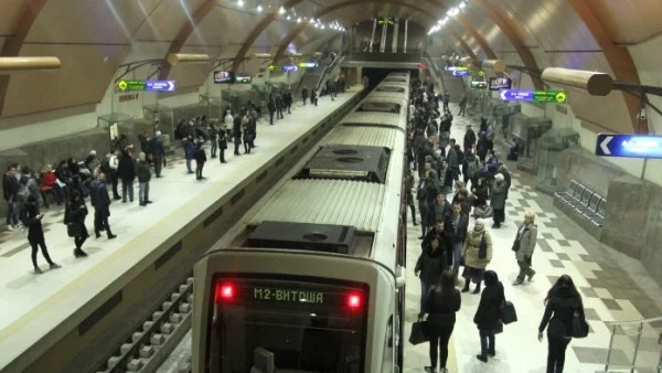 Подменят часовниковите системи в пет метростанции 