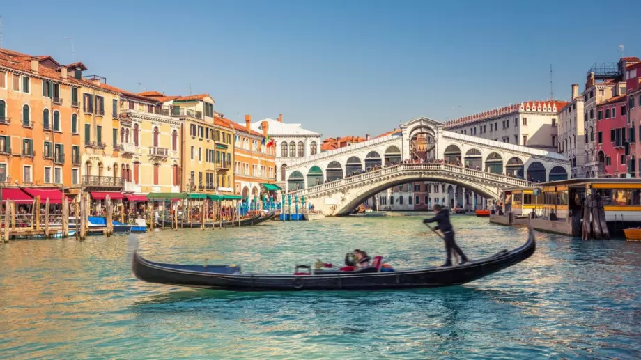 Венеция към туристите: Пазете се от алчни чайки
