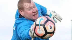 Дебелият вратар на Сътън излапа един бургер направо на скамейката