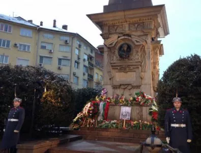 Освещават паметника на Васил Левски във Военната академия