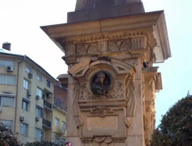 Мъж се качи върху паметника Левски в столицата (СНИМКА)